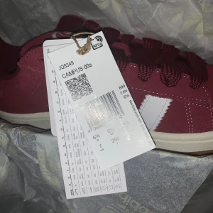 Adidas campus 00 - Säljer dessa HELT NYA Adidas campus 00 skor i vinrött, köpa från Zalando för ca 1100 kr, skorna är i storlek 40 och säljs pga aldrig använda 🩷🩷🩷🩷 pris kan diskuteras vid snabbt köp 🩷🩷🩷 om ni vill ha fler bilder så skriv så fixar jag 🩷🩷🩷
