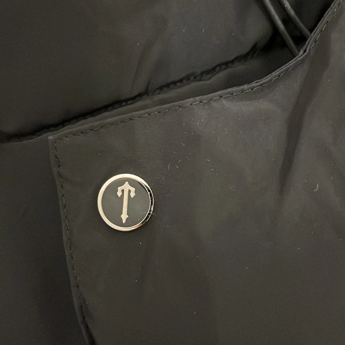 Trapstar svart pufferjacka med röd logga - 4