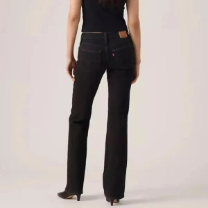 Lågmidjade bootcut jeans - Svarta lågmidjade bootcut jeans från Levis. Använda vid 2 tillfällen så som nya. Nypris 949kr. Säljer då jag har ett par till. Långa på mig som är 168cm. Storlek W27 L32 men sitter som S. Tryck gärna på köp nu. 