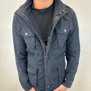 Woolrich Jacka  - Hej! Säljer nu denna väldigt snygga och eftertraktade Woolrich Fieldjacka!  Jackan är slutsåld överallt och går inte att få tag på… jackan är perfekt nu till hösten/vintern  Storlek M  Ny pris: 6000 kr Säljs för: 1399 kr