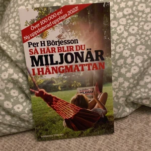 Så här blir du miljonär i hängmattan - Vill du bli ekonomiskt smart och få pengarna att växa medan du chillar? Den här boken ger dig enkla tips för att nå miljonmålet utan stress. Perfekt för unga vuxna som vill ta kontroll över sin ekonomi och leva livet på sina egna villkor.