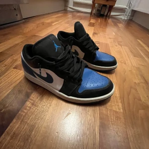 Jordan 1 low Royal Toe - Säljer dessa feta jordans då jag tyvär växt ut dom, bra skick förutom lite slitning i hälen( på bilden). Säljs på stockx för runt 2300.