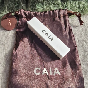 CAIA Push Up Brow Gel - clear - Push Up Brow Gel (Clear)  Transparent bryngel som formar och fixerar hela dagen.  Bästsäljare!  Ord. pris: 225 kr