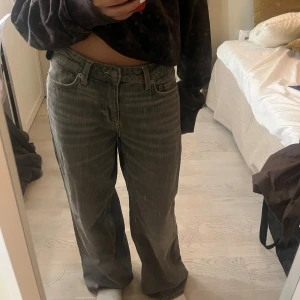 Weekday jeans grå - Säljer mina grå baggy jeans från weekday då jag inte använder de längre. Köpte för ca 600kr och har använt de ca 3/4 gånger. 