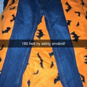 Blå jeansbyxor i rak modell - Snygga blå jeansbyxor med klassisk rak passform och normal midja. Jeansen har tydliga sömmar längs benen och är tillverkade i slitstarkt denim-material. Perfekta för dig som gillar enkel och tidlös stil.