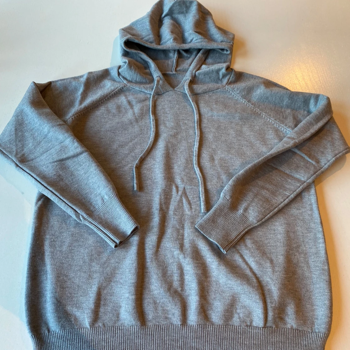 Ljusgrå stickad hoodie  - 1