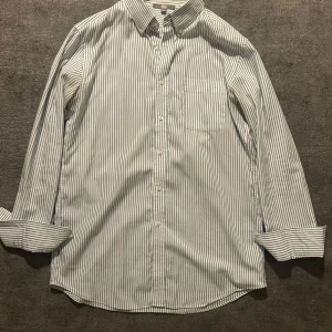 Uniqlo skjorta  - Uniqlo skjorta i mycket fint skick. Passformen är slimfit. Storlek L. Blå randig, pris 350kr👌🏻😮‍💨