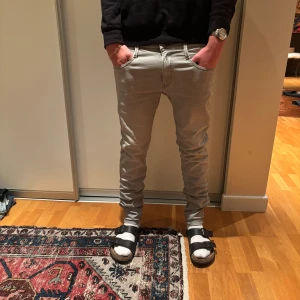 Gråa replay anbass i stl W31 L32 - Säljer ett par gråa Replay anbass i stl W31 och L32. Riktigt schyssta, vid frågor eller funderingar tveka inte på att skriva!