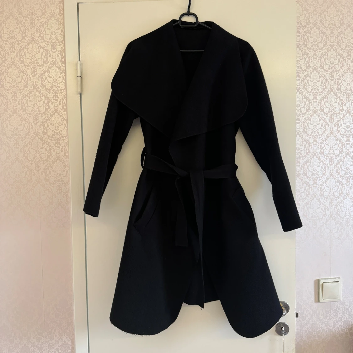 Svart omlott kappa med bälte - 1