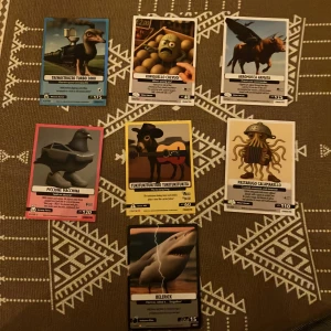 ITALIAN BRAINROT spelkort - Samling av ITALIAN BRAINROT spelkort med coola och roliga karaktärer som struts-tåg, kiwi med attityd, beväpnad ko, bilduva och gitarrspelande åsna. Perfekt för dig som gillar roliga och kreativa figurer med oväntade egenskaper!