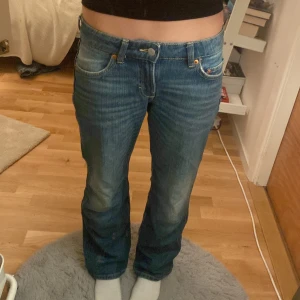 Weekday, low waist baggy jeans - Weekday jeans, använda max fyra gånger. Inga fläckar,slitnigar eller hål. Modellen har en rätt så låg midja. Mått: Midja rakt över = 37cm | Innerben = 73cm | Ytterben = 93cm