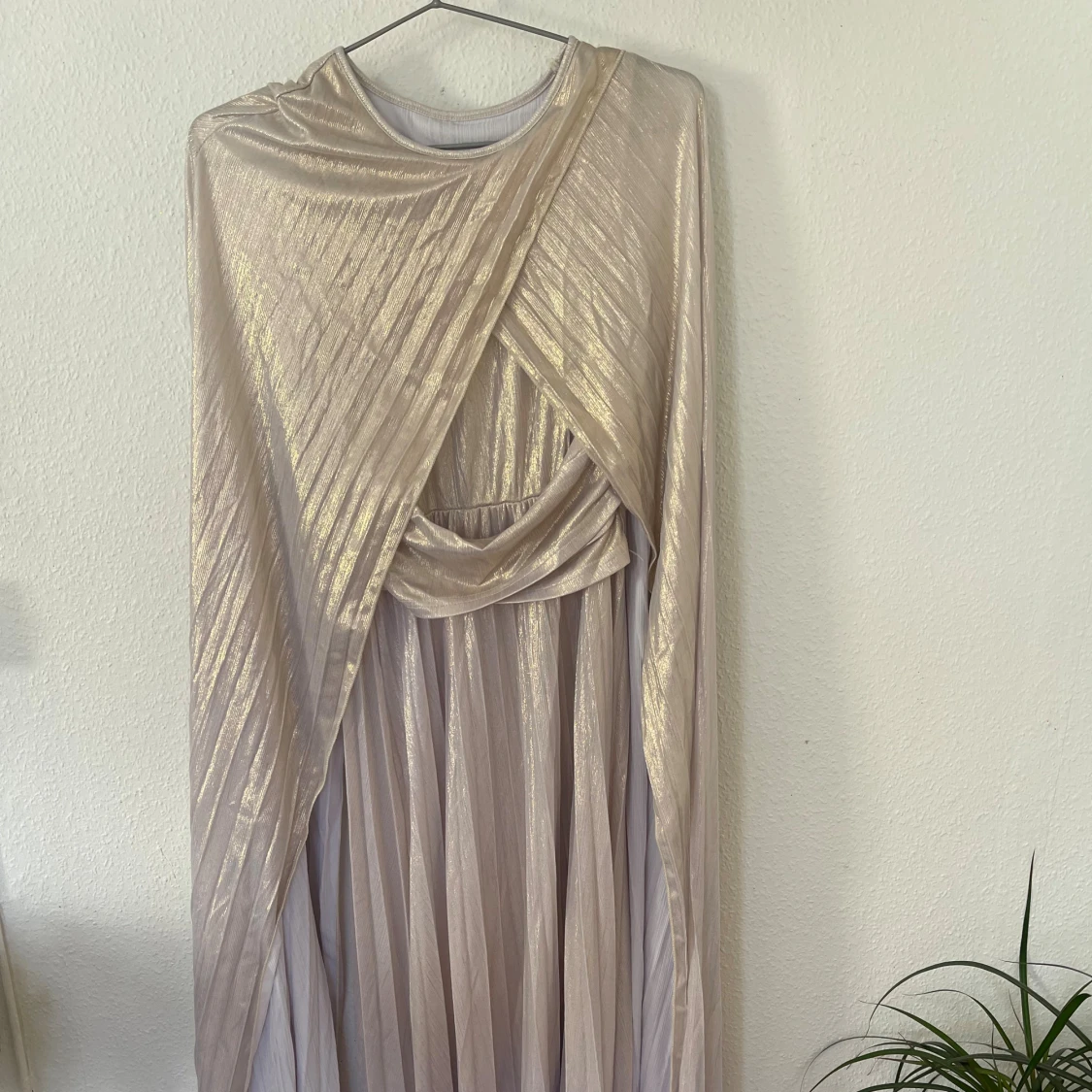 Champagnefärgad långklänning i glansigt tyg