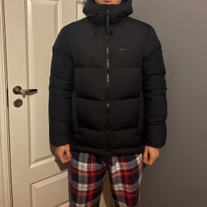 Svart Peak Performance pufferjacka - Säljer en svart vinterjacka från Peak Performance i storlek M och använd några få gånger, pris 2199