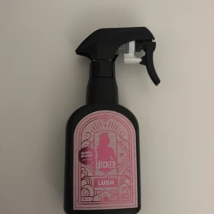 Wicked x Lush Body Spray - Cool body spray med 200 ml volym, designad för att sticka ut. Innehåller eteriska oljor och är vegansk. Tillverkad i England. Perfekt för dig som vill ha något unikt och fräscht i din samling. Original pris på lush 535kr, Doften håller hela dagen 