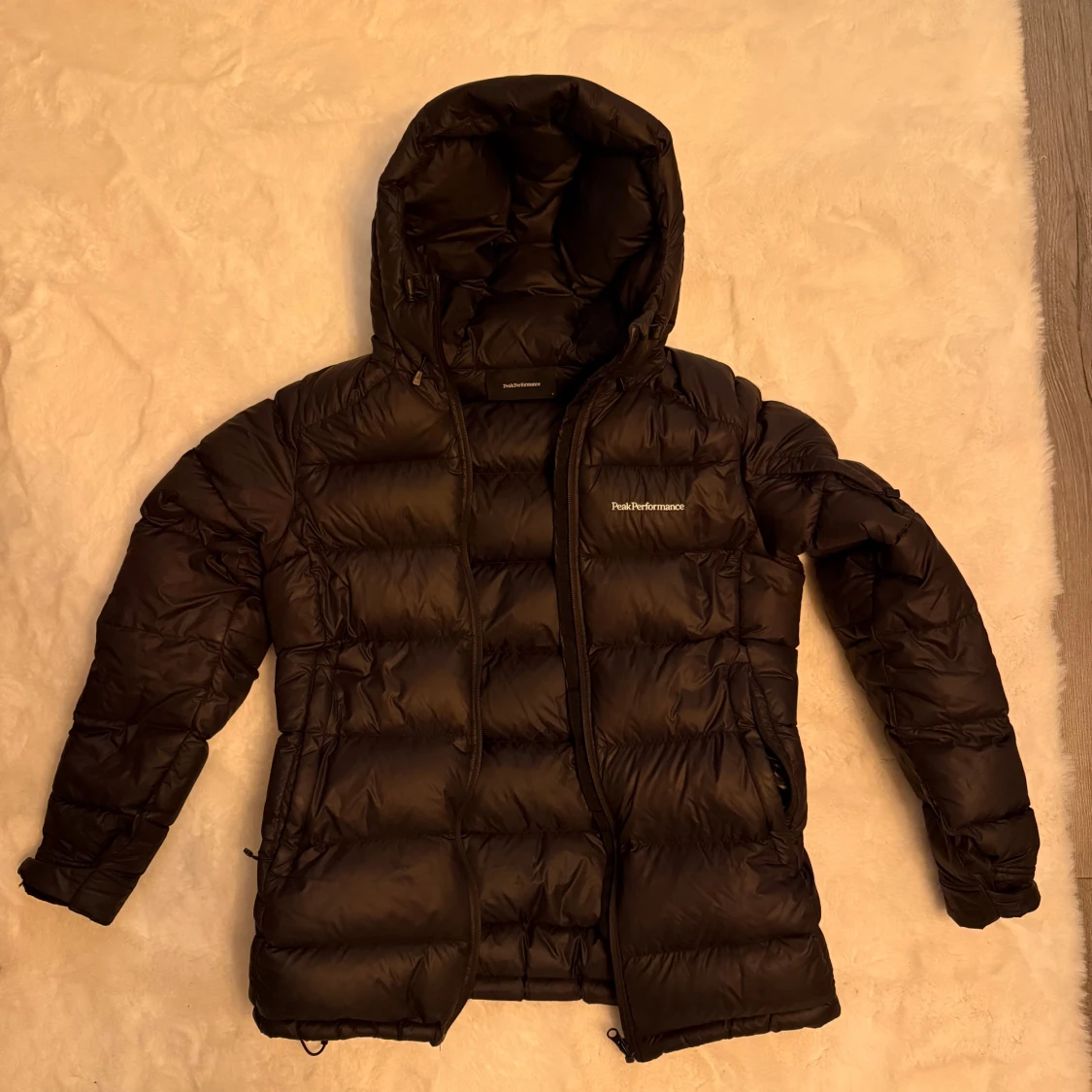 Svart Peak Performance dunjacka