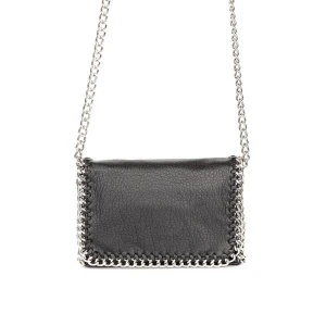 Tiamo väska - axelväska från Tiamo i skinnimitation med grova silverfärgade kedjor runt kanterna och som axelrem. Nypris 550kr. Nästan aldrig använd. 