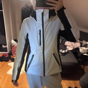 Vit skidjacka  - Skidjacka som är andvänd en vecka och är i mycket bra skick. Lite smutsig vid kragen men det går att tvätta bort och inte något man lägger märke till!💞