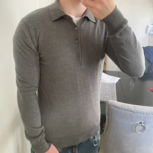 Stickad John Henric merinoull tröja - Riktigt fin beige stickad tröja från John Henric i merinoull i väldigt fint skick. Storlek S. Modellen är 180, 73kg. Priset kan diskuteras.