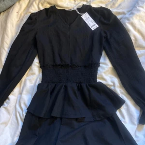 Klänning - Jätte söt klänning som är helt ny, stl 146/152 passar också typ xxs/xs🖤 från Gina Young, köpt för 249kr