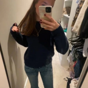 Mörkblå stickad tröja - Enkel och snygg mörkblå stickad tröja med rund hals och långa ärmar. Tröjan har en klassisk passform och är perfekt att slänga på sig när det är kyligt ute. Mjuk och skön känsla, passar till jeans eller kjol. Tröjan är i stoleken 146/152 och är från Gina tricot. Skriv såklart till mig ifall du har några frågor eller funderingar!!💕