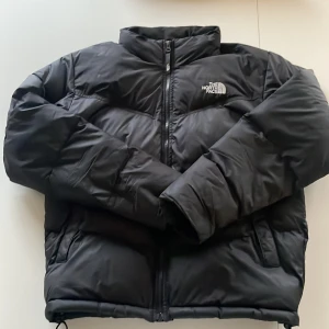 Svart pufferjacka från The North Face - Säljer nu min Svart pufferjacka från The North Face. Den har använts en vinter och har inga hål. köpt från The North Face hemsida. Priset är inte hugget i sten.