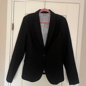 Svart kavaj - Snygg stilren kavaj i nyskick! Kommer tyvärr inte till användning🩷