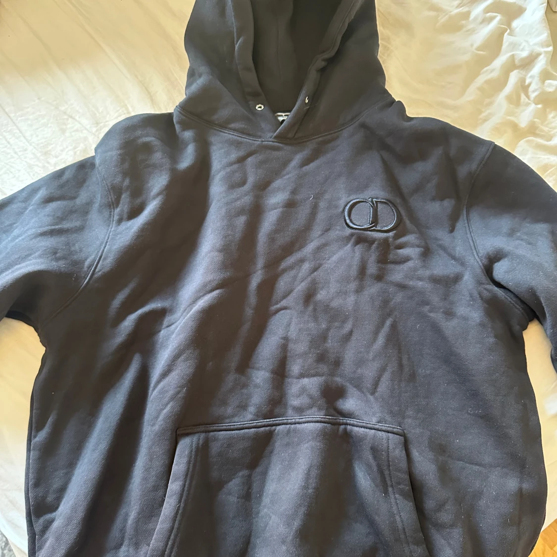 Svart hoodie med CD-logga