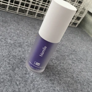 Hismile V34 Colour Corrector Serum - Lila färgkorrigerande serum från Hismile i en snygg frostad pumpflaska på 30 ml. Produkten har en modern design med vit kork och är framtagen för kosmetiskt bruk. Perfekt för dig som gillar innovativa skönhetsprodukter. Vill du få vita tänder så funkar denna perfekt verkligen och är ej använd als. Köpte för 300 kr 