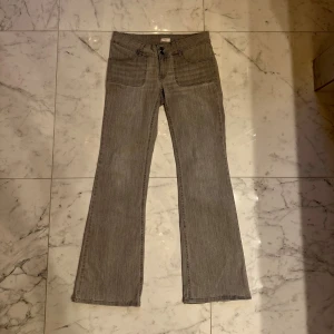 Nelly Low waist Bootcut jeans  - Säljer dessa så snygga low waist bootcut jeans från Nelly i storlek 40. Använd fåtal gånger så i väldigt bra skick. Ytterst lite slitet längst ner, se bild! Midjemått: 38,5cm. Innerbenslängd: 77,5cm. Ytterbenslängd: 105,5cm. Strechigt material