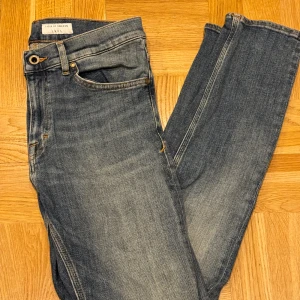 Blå jeans Tiger of Sweden Evolve 32/32 - Snygga blå jeans från Tiger of Sweden i modellen Evolve. Bra skick. Hör av er vid frågor eller funderingar. Pris kan gå ner vid snabb affär.