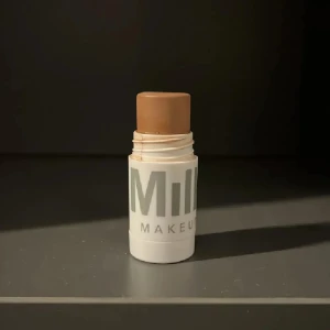 Miln make up Bronzer stick  - Milk Makeup Matte Bronzer Stick. Färg Baked. På sista bilden är den helt nerskruvad så man ser hur mycket som är användt. Jätte jätte fin på!