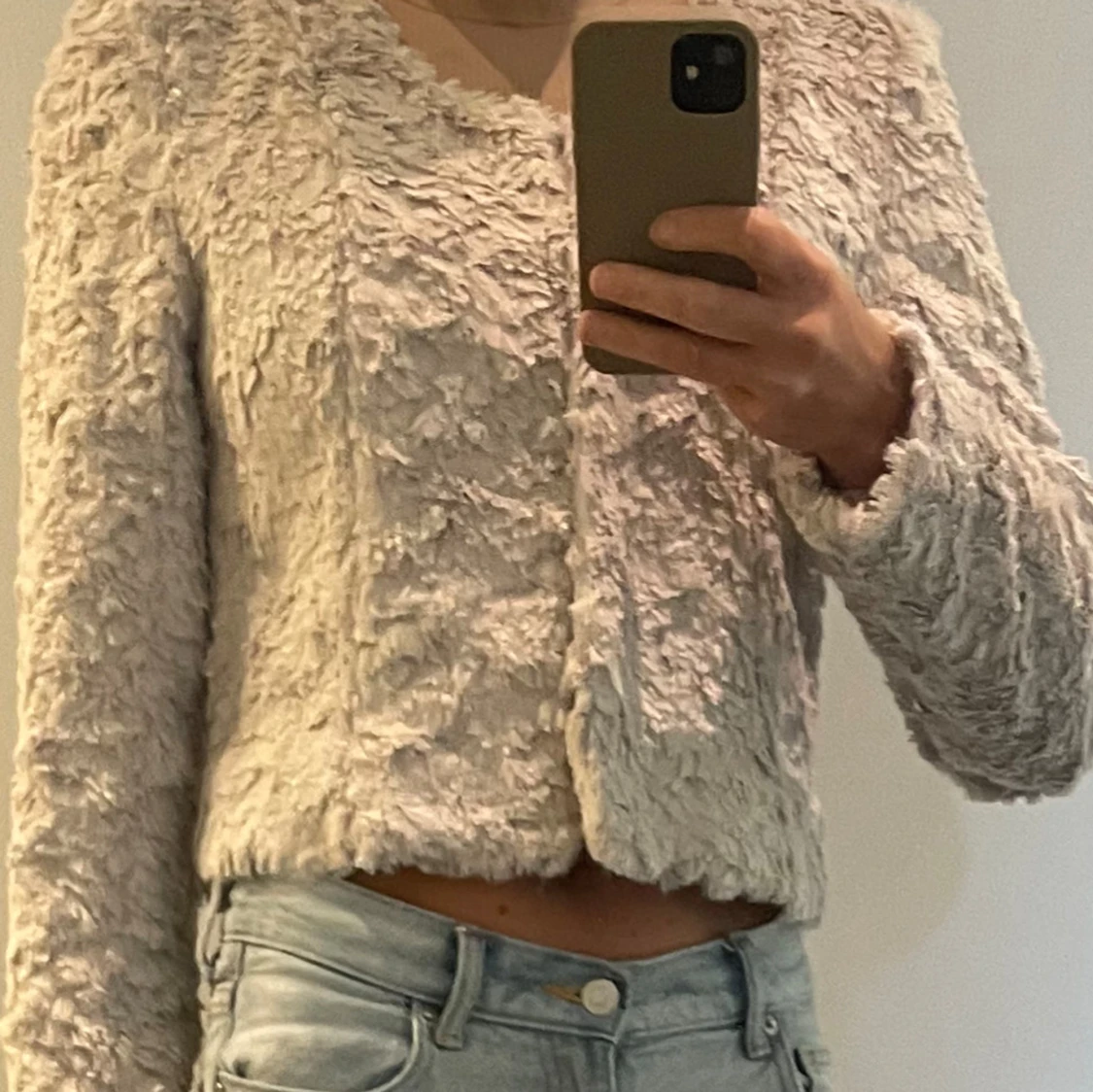 Ljusgrå pälsjacka med croppad passform - 4