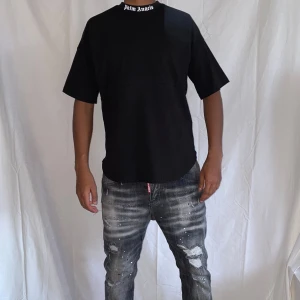 Palm angels tshirt  strl S oversize  - Helt ny. Fin replika med grym kvalitet. Modellen är 175cm. Pris: 699kr. Först till kvarn 