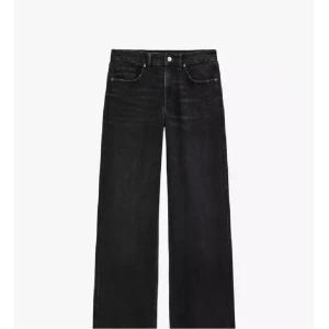 Svarta zara wide jeans med medel/hög midja.   - Snygga svarta jeans med breda ben och medel/jög midja från Zara  Klassisk femficksmodell med knapp och dragkedja fram. Perfekta för dig som gillar en loose och avslappnad stil. Materialet är slitstarkt jeans och färgen är mörk svart.