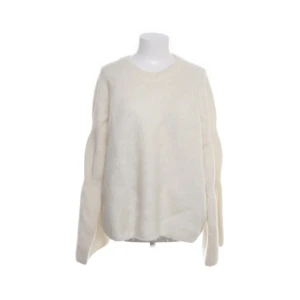 Arket stickad tröja - finaste stickade tröjan från Arket. Finns inte o köpa längre. Tröjan är lite större i armarna och lite oversized på mig som är en xs/s. Mohair och ull material 💞💞 nypris runt 900kr, super bra skick!! perfekt under hösten o vintern.