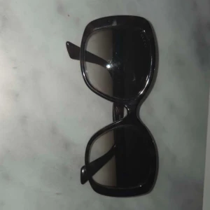 Svarta Gucci solglasögon med fodral - Snygga svarta solglasögon från Gucci med stor, fyrkantig form och mörka glas. Kommer med ett vinrött fodral i sammet och en matchande putsduk. Fick de i present för cirka ett år sedan men aldrig använt då de är lite för stora. De kostar 3000 I butik men jag säljer de för 2300 💖