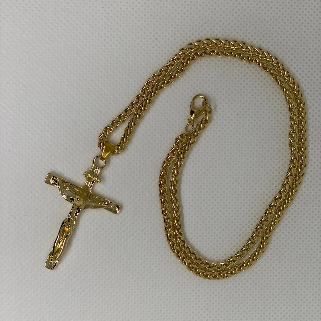 Guldpläterat halsband med kors