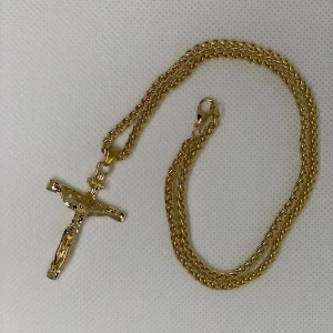 Guldpläterat halsband med kors - Stilrent halsband i Guld pläterat med en grov kedja och ett kors som hänge. Kedjan har ett klassiskt lås. Perfekt som julklapp eller till dig själv!