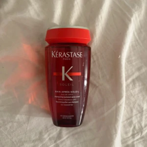 Kérastase Soleil Bain Après-Soleil - Kérastase Soleil Bain Après-Soleil är ett återfuktande schampo för solskadat hår med kokosvatten. Flaskan är röd med en bred orange kork och rymmer 250 ml. Perfekt för dig som vill ge håret extra näring efter soliga dagar.