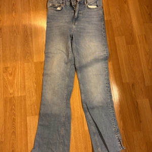 ”Split” jeans från Lager157, storlek S - Storlek S, aldrig använda. Modellen heter ”SPLIT”.