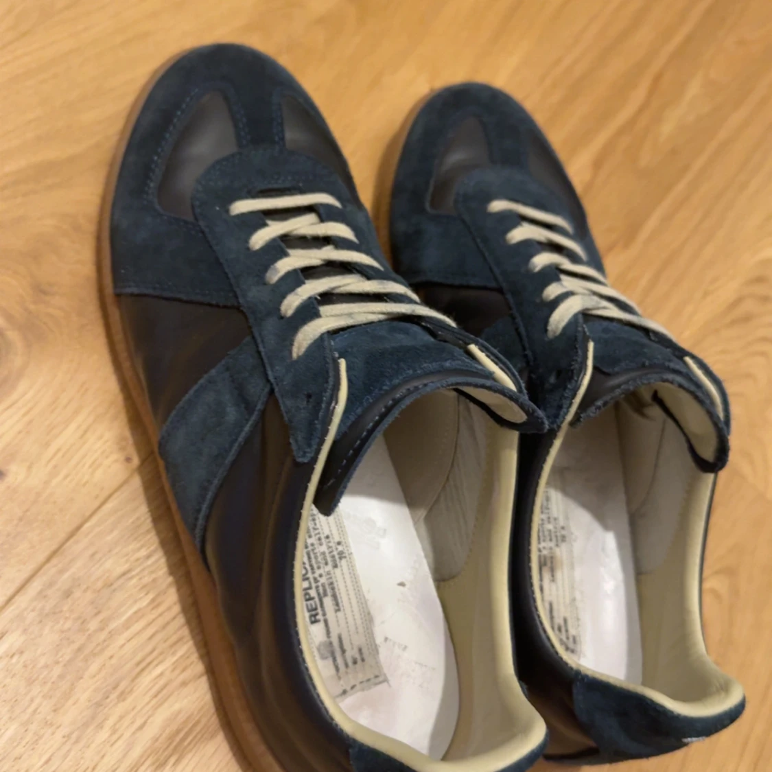 Maison Margiela blå sneakers i skinn och mocka