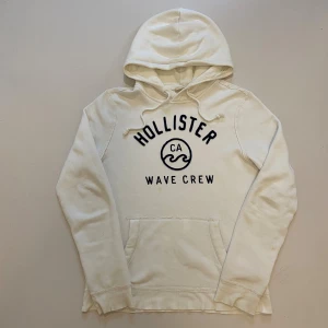 Vintage Hollister hoodie S  - Vit vintage Hollister hoodie archive //  Storlek S //  Mycket bra skick endast en liten fläck som syns på sista bilden //  Skriv vid minsta fråga eller fundering💯🤝
