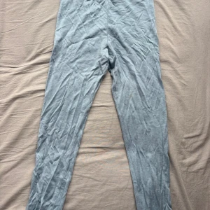 Blå merinoull underställ från Icebreaker - Säljer ett par mjuka och tunna blå leggings från Icebreaker i ren merinoull. De har en slim passform och är perfekta för lager-på-lager under kyliga dagar. Elastisk midja och skön stretch gör dem riktigt bekväma att ha på sig.