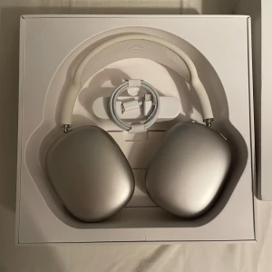 AirPods Max stjärnglans - Apple AirPods Max i färg stjärnglans, nyskick. Hör av dig för kvitto eller andra eventuella frågor!