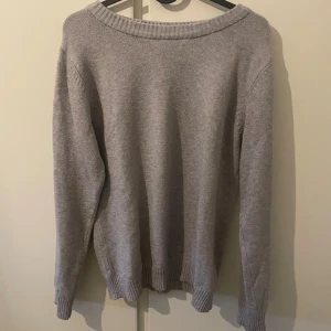 Stickad tröja från Vila - Enkel och stilren grå stickad tröja från Vila. Använd men inge större defekter. Mysig och varm!