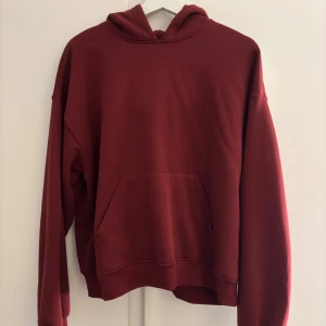 Vinröd hoodie från Gina Tricot - Vinröd hoodie från Gina Tricot, inprincip oanvänd då jag inte tycker färgen passar mig men väldigt fin färg nu till höst och vinter😍