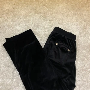 Svarta juicy byxor - Jätte sköna svarta byxor från Juicy Couture i storleken 14/15. Dem är uppsydda, men går enkelt att sprätta ner och är väldigt fint sydda. Skriv vid frågor!!