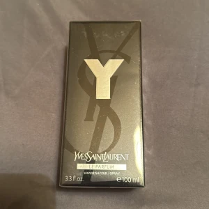 Y Le Parfum 100ml  - Y Le Parfum från Yves Saint Laurent, 100 ml. Ingredienser: alkohol, parfym, aqua/water, limonene, linalool, benzyl salicylate, butyl methoxydibenzoylmethane, alpha-isomethyl ionone, benzyl alcohol, coumarin, citral, citronellol, geraniol, methyl anthranilate. Snygg och modern doft för dig som vill sticka ut.