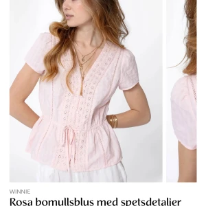 Rosa blus med spets och knyt från Indiska  - Supersöt ljusrosa blus i bomull från Noshka med spetsdetaljer längs v-ringningen och framtill. Blusen har korta puffärmar, knappar framtill och ett knyt i midjan som ger en feminin siluett. Perfekt för vår och sommar!