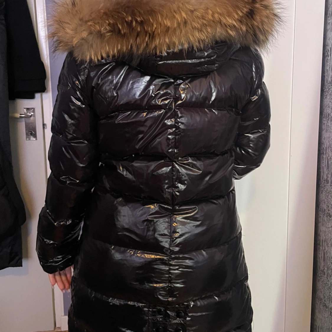 Svart lång pufferjacka med päls - 2